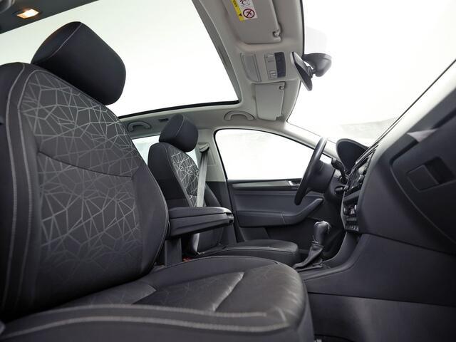 Skoda RAPID Spaceback 1.0 TSI Sport Automaat (PANORAMADAK, NAVIGATIE, CLIMATE, STOELVERWARMING, SPORTSTOELEN, GETINT GLAS, CRUISE, PARKEERSENSOREN, NIEUWSTAAT)