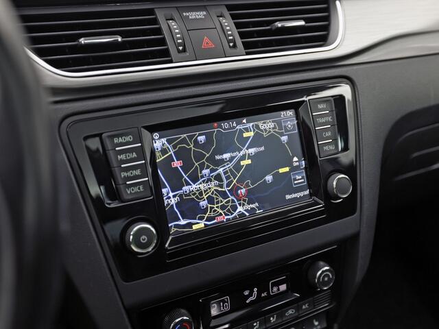 Skoda RAPID Spaceback 1.0 TSI Sport Automaat (PANORAMADAK, NAVIGATIE, CLIMATE, STOELVERWARMING, SPORTSTOELEN, GETINT GLAS, CRUISE, PARKEERSENSOREN, NIEUWSTAAT)