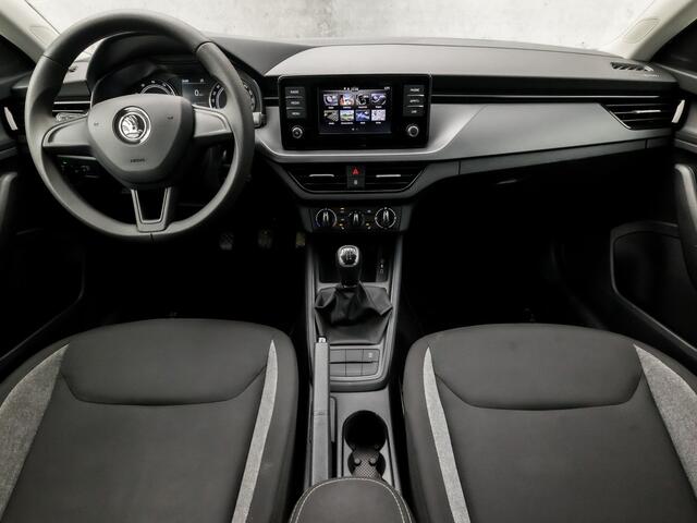 Skoda SCALA 1.0 TSI Active Sport (APPLE CARPLAY, AIRCO, STOELVERWARMING, ELEK PAKKET, ARMSTEUN, SPORTSTOELEN, LM VELGEN, PARKEERSENSOREN, NIEUWE APK, NIEUWSTAAT)