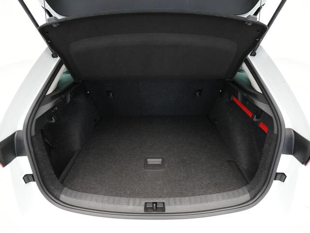 Skoda SCALA 1.0 TSI 115pk First Edition clima trekhaak 17'lm parkeersensors stoelverwarming