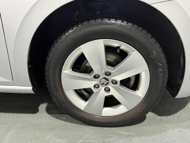 Skoda SCALA 1.0 TSI DSG Sport Business Wegklapbare trekhaak - Digitaal dashboard - Navigatie - Stoelverwarming