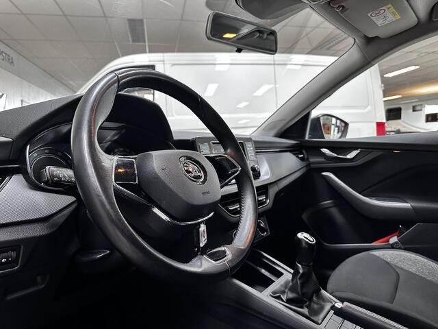 Skoda SCALA 1.0 TSI Active/ LED Koplampen!/ Trekhaak/ Airco/ Cruise/ Diml.Auto/ Regensensor/ Elek.pakket/ Isofix/ C.V.Afstand/ Metallic Lak.