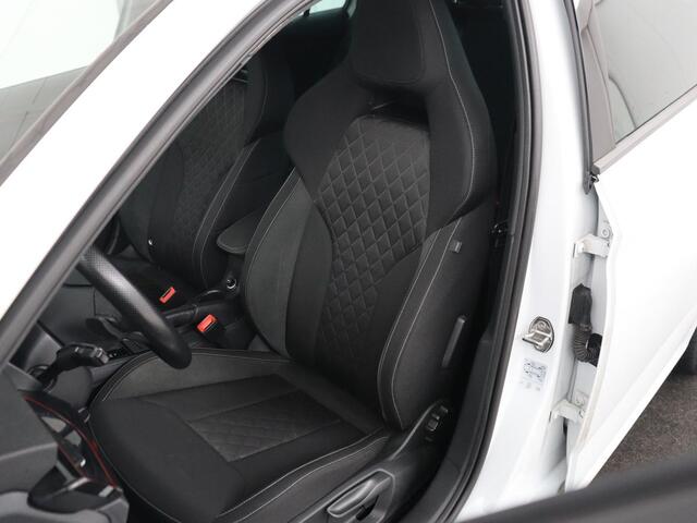 Skoda SCALA 1.0 TSI Sport | Automaat | Trekhaak | Carplay | 17'' | Sportstoelen | Full LED | Parkeerhulp | Climate control | Cruise control | Bluetooth