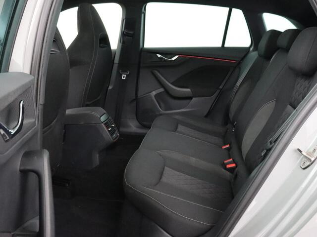 Skoda SCALA 1.0 TSI Sport | Automaat | Panoramadak | Carplay | Full LED | Climate control | Sportstoelen | Parkeerhulp | Cruise control | Bluetooth | 17'' | Getint glas