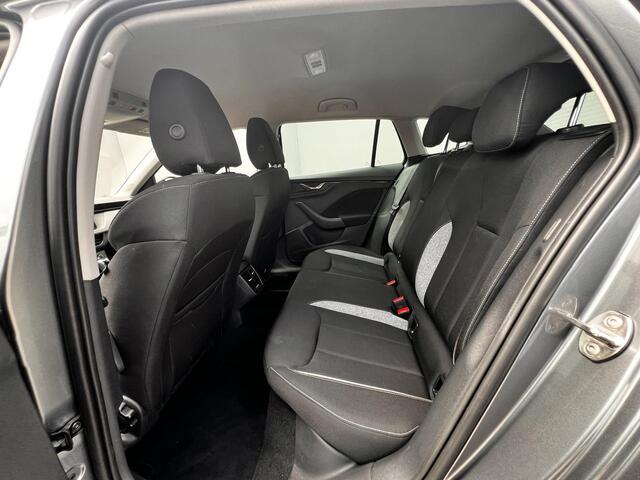 Skoda SCALA 1.0 TSI Selection / Automaat / Fabrieksgarantie tot 05-2027 / Automaat / Adaptieve CC / Camera / Navigatie via Apple Carplay Android / Climate Control / 16" LM wielen /