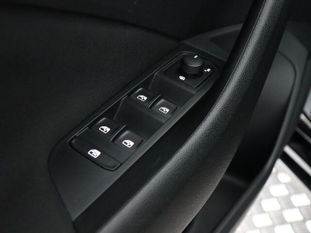 Skoda SCALA 1.5 TSI Sport Business (NL-Auto / Pano / ACC / Carplay / Navi / Led)