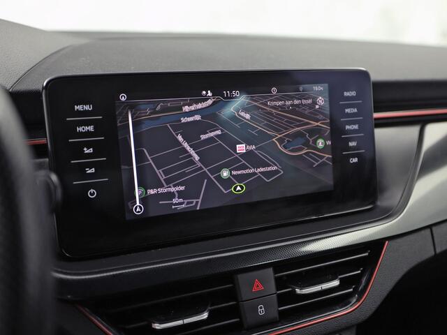 Skoda SCALA 1.0 TSI Sport Automaat (KUIPSTOELEN, VIRTUAL COCKPIT, APPLE CARPLAY, GROOT NAVI, CLIMATE, STOELVERWARMING, ZWART HEMEL, GETINT GLAS, CRUISE, NIEUWSTAAT)