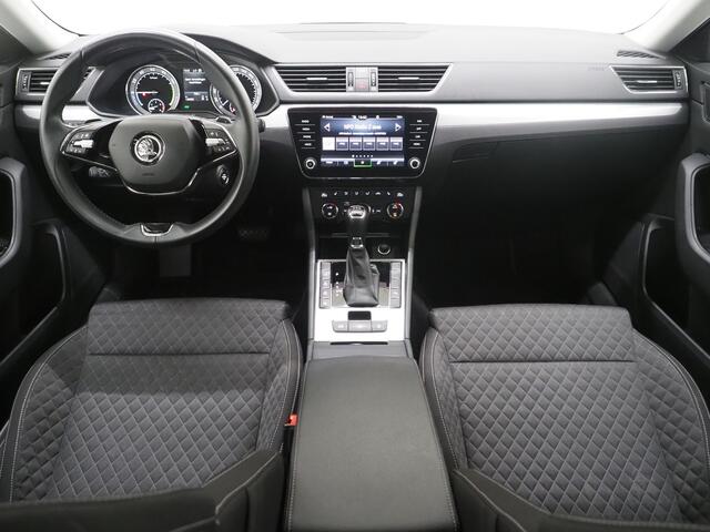 Skoda SUPERB Combi 1.4 TSI iV 218PK | Adaptive Cruise | Camera | Stoel/Stuur verwarming | Carplay