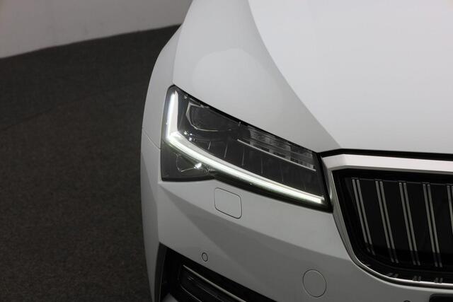 Skoda SUPERB Combi 1.4 TSI 218PK DSG iV Laurin & Klement | Pano | Leder | Geheugenstoelen | Matrix LED | CANTON Soundsystem | Adaptief onderstel | Stoel-/achterbankverwarming