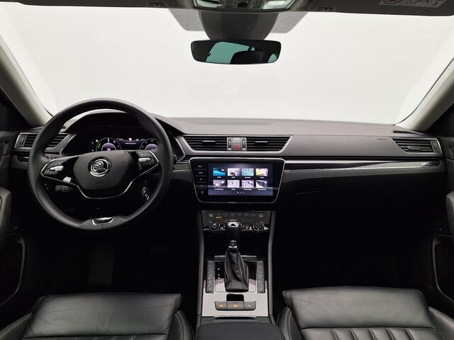 Skoda SUPERB Combi 1.4 TSI iV Laurin & Klement Plug in Hybrid 218pk PHEV | Carplay | Lederen Sportstoelen Memory | Adaptive Cruise | Sfeerverlichting | Camera | Carplay | Crystal LED | Virtual | Canton Audio | DAB |