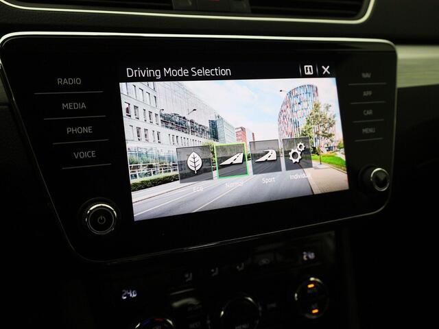 Skoda SUPERB Combi 1.4TSIiV 218PK Business Ed DSG · Navigatie · Camera+Parkeersensoren · Keyless · Electrische achterklep
