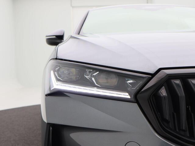 Skoda SUPERB Combi Sportline Business 1.5 TSi PHEV 204 Pk Automaat | Trekhaak | Panoramadak | LED Matrix | 19 Inch | Camera