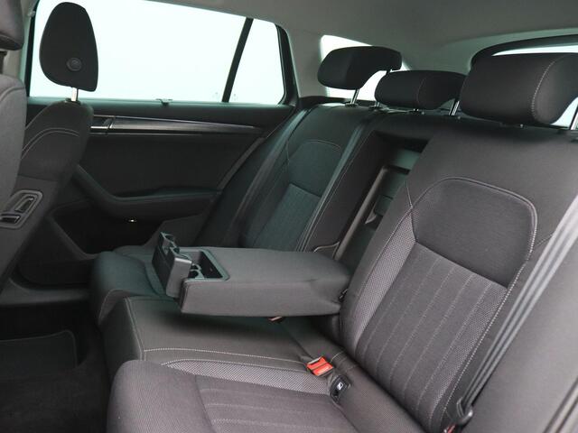 Skoda SUPERB Combi 1.4 TSI iV Business Edition 218PK DSG Matrix led, adaptive cruise, standkachel, Stoelverwarming voor & achter, keyless, navigatie, 17" lichtmetaal