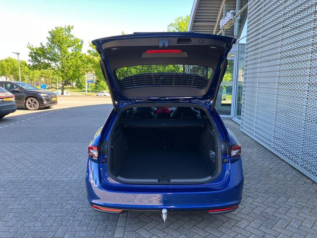Skoda SUPERB combi Sportline Business 1.5 TSI PHEV 204 PK | Panorama dak | Suite Sport Leder | 19" lichtmetalen velgen | Trekhaak | Canton Geluidssysteem |
