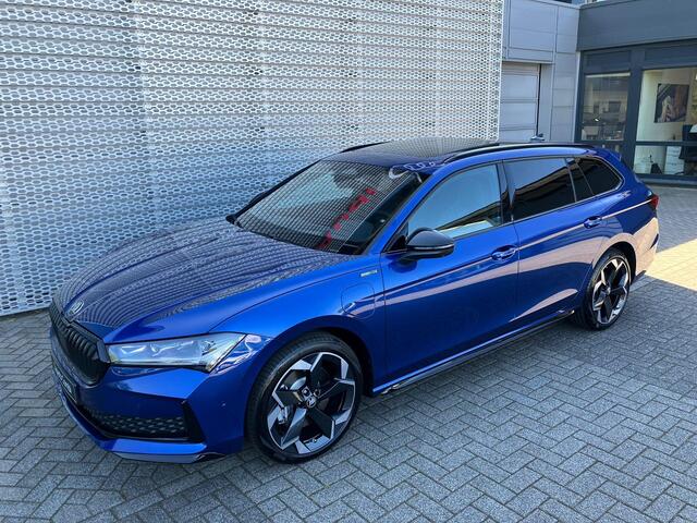 Skoda SUPERB combi Sportline Business 1.5 TSI PHEV 204 PK | Panorama dak | Suite Sport Leder | 19" lichtmetalen velgen | Trekhaak | Canton Geluidssysteem |