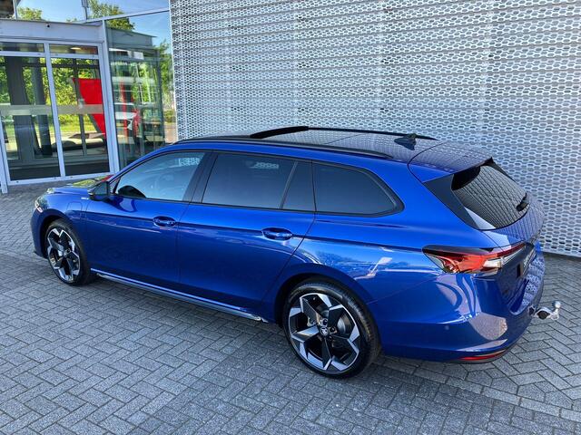 Skoda SUPERB combi Sportline Business 1.5 TSI PHEV 204 PK | Panorama dak | Suite Sport Leder | 19" lichtmetalen velgen | Trekhaak | Canton Geluidssysteem |