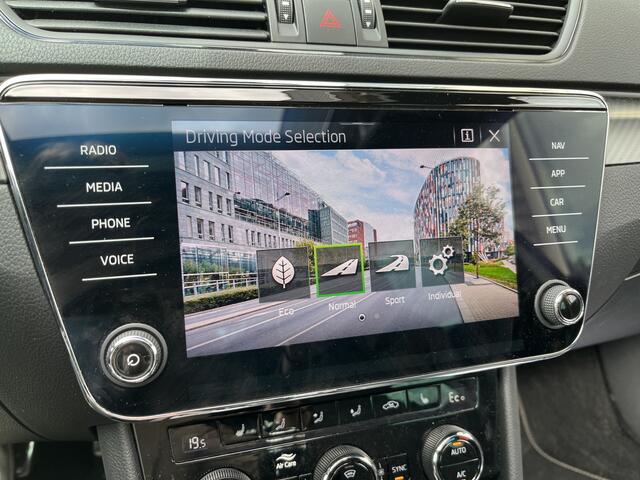 Skoda SUPERB 1.4 TSI iV Sportline Business / AUTOMAAT/ PANO/ GARANTIE TM 10-2026/ ELEKTR. STOELEN/ DIGITAL DASH/ PARK. SENSOREN + CAMERA/ RIJ-MODI/ SMARTLINK/ KEYLESS/ MATRIX/ CLIMA/ STOEL-STUUR VERWARM.