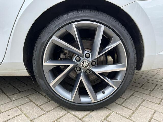 Skoda SUPERB Combi 1.4 TSI iV Sportline Business / Zwenkbare trekhaak / Panoramadak / Camera / 19'' LMV / Navi / Stoelverwarming / Stuurwiel Verwarmd / Memory Seats