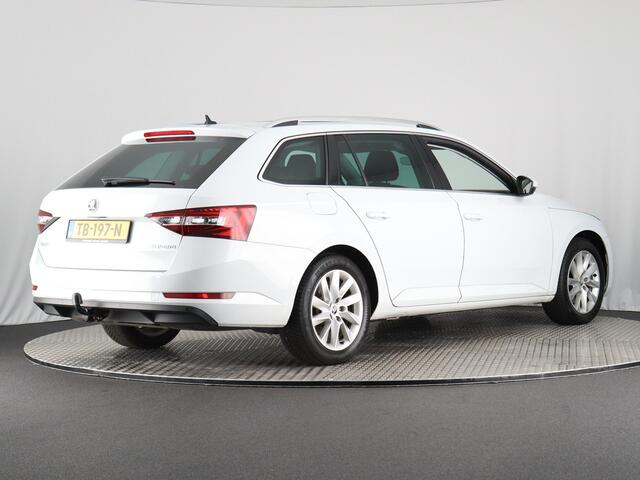 Skoda SUPERB Combi 1.4 TSI ACT Ambition Business (NL-Auto / Trekhaak / Pano / Carplay / Cruise / Navi)