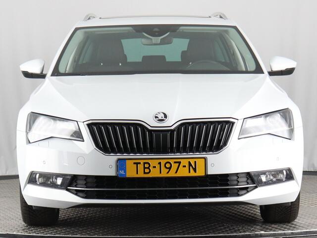 Skoda SUPERB Combi 1.4 TSI ACT Ambition Business (NL-Auto / Trekhaak / Pano / Carplay / Cruise / Navi)