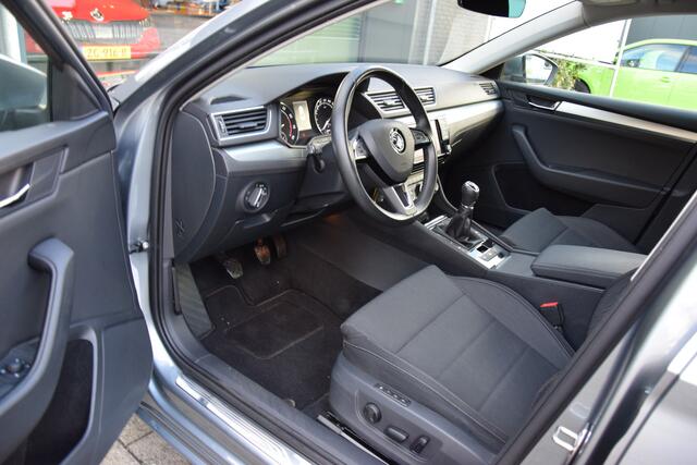 Skoda SUPERB 1.4 TSI Ambition Business | BOVAG Garantie | Trekhaak | Stoelverwarming | Achteruitrijcamera | All Season Banden | Cruise&Climate Control | Navigatie | Elektrisch Bedienbare Bestuurdersstoel |