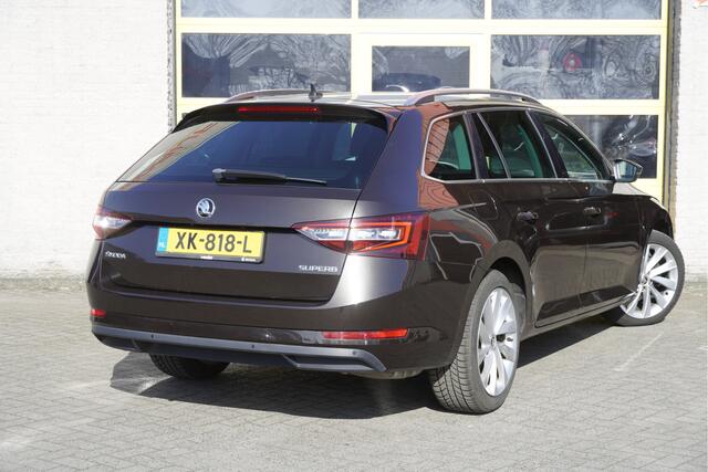 Skoda SUPERB Combi 1.5 TSI 150PK! Automaat Style Business BJ2019 Lmv 18" | Led | Pdc | Navi | Xenon | Keyless entry | Elek. trekhaak | Verwarmd voorruit | Elek. achterklep | App-Connect | Canton Audio | Elek. voorstoelen + Mem | Verwarmde voorstoelen