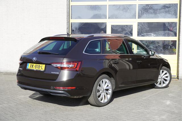 Skoda SUPERB Combi 1.5 TSI 150PK! Automaat Style Business BJ2019 Lmv 18" | Led | Pdc | Navi | Xenon | Keyless entry | Elek. trekhaak | Verwarmd voorruit | Elek. achterklep | App-Connect | Canton Audio | Elek. voorstoelen + Mem | Verwarmde voorstoelen