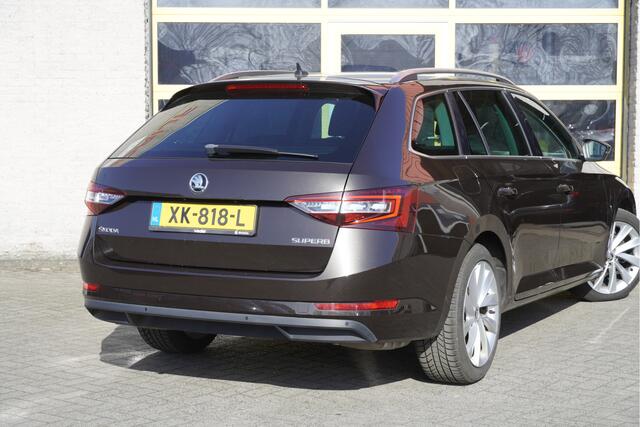 Skoda SUPERB Combi 1.5 TSI 150PK! Automaat Style Business BJ2019 Lmv 18" | Led | Pdc | Navi | Xenon | Keyless entry | Elek. trekhaak | Verwarmd voorruit | Elek. achterklep | App-Connect | Canton Audio | Elek. voorstoelen + Mem | Verwarmde voorstoelen