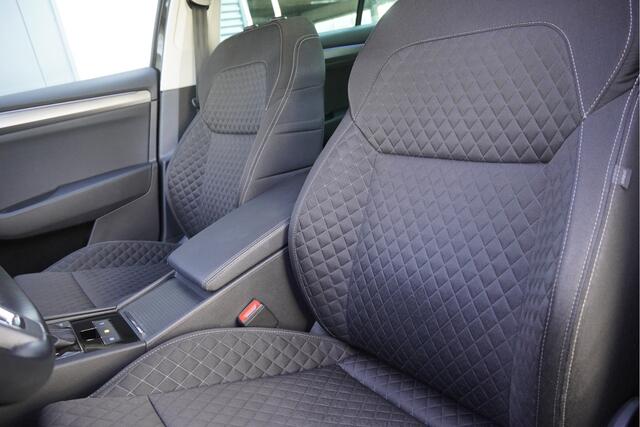 Skoda SUPERB Combi 1.5 TSI 150PK! Automaat Style Business BJ2019 Lmv 18" | Led | Pdc | Navi | Xenon | Keyless entry | Elek. trekhaak | Verwarmd voorruit | Elek. achterklep | App-Connect | Canton Audio | Elek. voorstoelen + Mem | Verwarmde voorstoelen