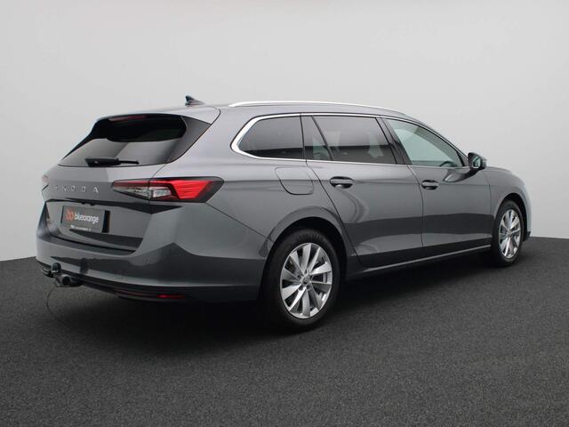 Skoda SUPERB Combi 1.5 TSI MHEV First Edition 150PK DSG Alarm, Keyless, Virtual Pedal, Adaptieve Cruise, Winterpakket +, Head-Up Display, Trekhaak, 17" LM Velgen