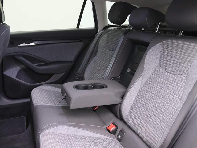 Skoda SUPERB Combi 1.5 TSI MHEV First Edition 150PK DSG Alarm, Keyless, Virtual Pedal, Adaptieve Cruise, Winterpakket +, Head-Up Display, Trekhaak, 17" LM Velgen