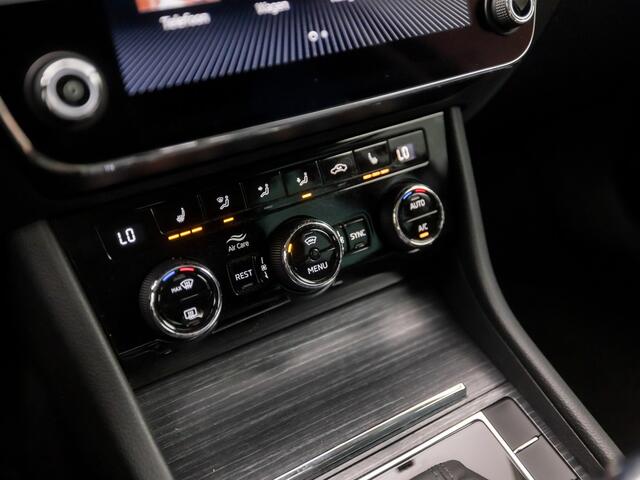 Skoda SUPERB Combi 1.5 TSI ACT Sport Deluxe 150Pk Automaat (APPLE CARPLAY, GROOT NAVI, CAMERA, STOELVERWARMING VOOR/ACHTER, MEMORY SEATS, ADAPTIVE CRUISE, CANTON AUDIO, ELEK ACHTERKLEP, GETINT GLAS, NIEUWSTAAT)