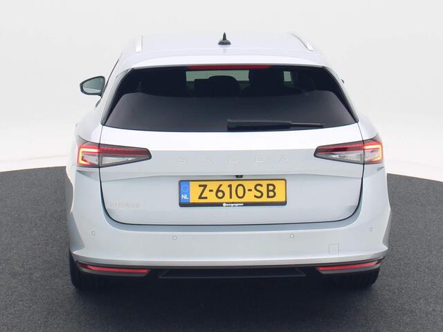 Skoda SUPERB Combi 1.5 TSi 150 Pk DSG MHEV First Edition | Navi | Leder | 19 Inch | Trekhaak | Camera | Adapt. Cruise | Privacy Glass