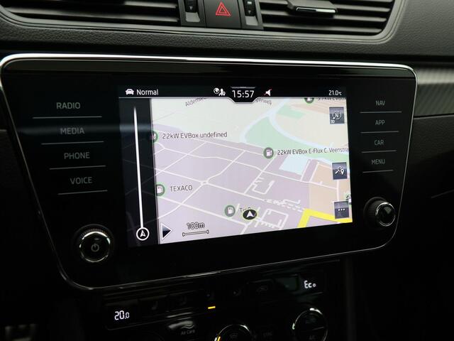 Skoda SUPERB Combi 1.4 TSi 218 Pk iV Sportline Business | Panoramadak | CarPlay | Navigatie | Bluetooth | Camera | Trekhaak | 18 Inch | 54.028 Km!!
