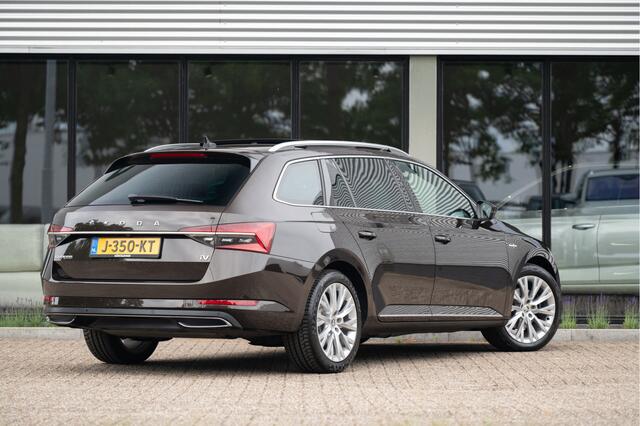 Skoda SUPERB Combi 1.4 TSI iV Laurin & Klement 218pk | Pano | Stoelvent. | Trekhaak | Adapt. Cruise | Matrix LED | 18"