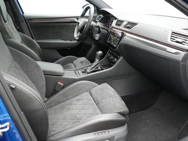 Skoda SUPERB Combi 1.4 TSI iV Sportline Business Plug In Hybrid 218pk PHEV | Panodak | Trekhaak af Fabriek | Alcantara Sportstoelen Memory | Adaptive Cruise | Crystal LED | Sfeerverlichting | Virtual | Navigatie | Apple Carplay | Stoelverwarming | DAB |