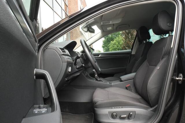 Skoda SUPERB Combi 1.4 TSI iV Business Edition Plus Trekhaak, ACC, Achteruitrijcamera