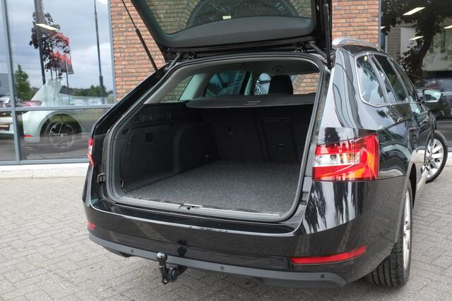 Skoda SUPERB Combi 1.4 TSI iV Business Edition Plus Trekhaak, ACC, Achteruitrijcamera