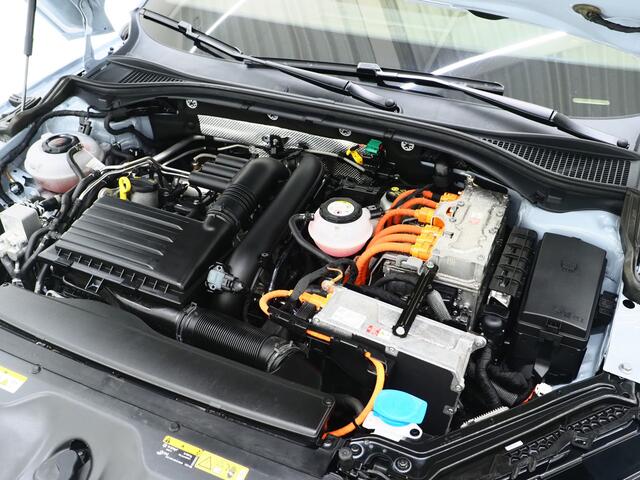 Skoda SUPERB Combi 1.4 TSI iV Laurin & Klement | Panoramadak | Trekhaak | Canton | Keyless | Adaptive Cruise | Carplay