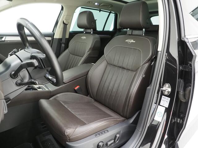Skoda SUPERB Combi 1.4 TSI iV Laurin & Klement | Panoramadak | Trekhaak | Canton | Massage | Keyless | Adaptive Cruise