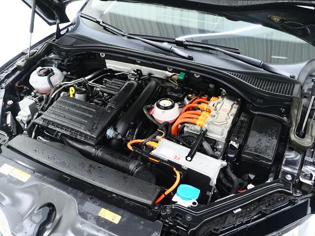 Skoda SUPERB Combi 1.4 TSI iV Laurin & Klement | Panoramadak | Trekhaak | Canton | Massage | Keyless | Adaptive Cruise