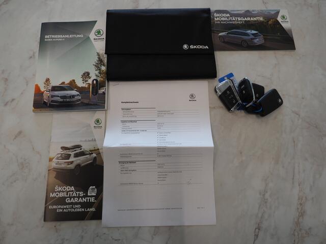 Skoda SUPERB Combi 1.4 TSI iV Laurin & Klement | Panoramadak | Trekhaak | Canton | Massage | Keyless | Adaptive Cruise