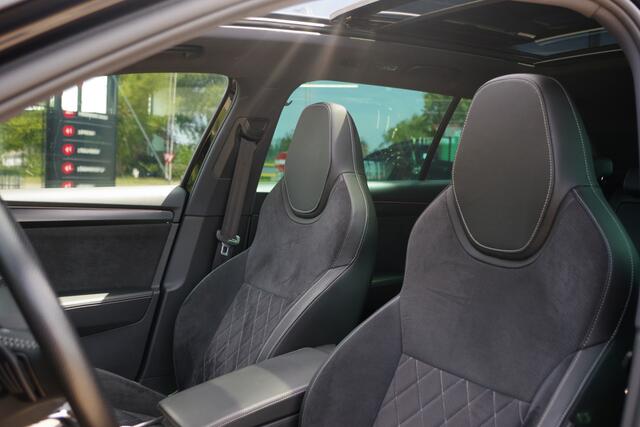 Skoda SUPERB Combi 1.4 TSI iV Sportline Business 218 PK PHEV, Panoramadak, Trekhaak, Winterpakket,