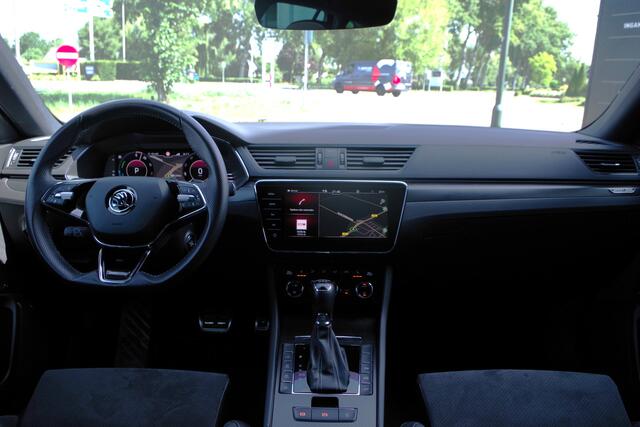 Skoda SUPERB Combi 1.4 TSI iV Sportline Business 218 PK PHEV, Panoramadak, Trekhaak, Winterpakket,
