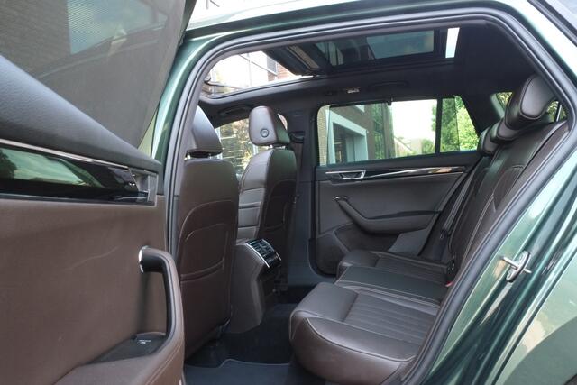 Skoda SUPERB Combi 1.4 TSI iV Laurin & Klement Panoramadak, Trekhaak, 360° Camera, ACC