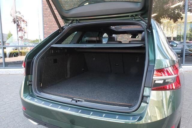 Skoda SUPERB Combi 1.4 TSI iV Laurin & Klement Panoramadak, Trekhaak, 360° Camera, ACC