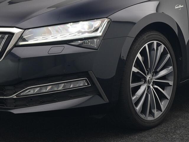 Skoda SUPERB Combi 1.4 TSI iV Lauren & Klement Plug In Hybrid 218pk Dealer O.H PHEV | Panodak | Adaptive Cruise | Camera | Lederen Sportstoelen Memory & Ventilatie | Crystal LED | Apple Carplay | Lane Assist | Stoelverwarming | Navigatie | DAB |