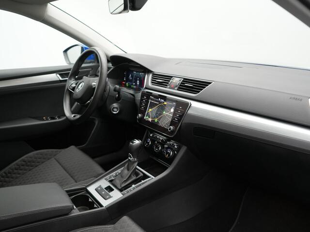 Skoda SUPERB Combi 1.4 TSI iV Business Edition Plus Plug In Hybrid 218pk Dealer O.H PHEV | Trekhaak Af Fabriek | Panodak | Cruise Control | Camera | Sportstoelen Verwarmd | Crystal LED | Apple Carplay | Navigatie | DAB |