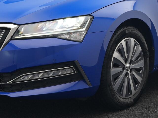 Skoda SUPERB Combi 1.4 TSI iV Business Edition Plus Plug In Hybrid 218pk Dealer O.H PHEV | Trekhaak Af Fabriek | Panodak | Cruise Control | Camera | Sportstoelen Verwarmd | Crystal LED | Apple Carplay | Navigatie | DAB |