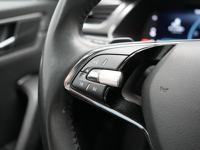 Skoda SUPERB Combi 1.4 TSI iV Business Edition Plus Plug In Hybrid 218pk Dealer O.H PHEV | Trekhaak Af Fabriek | Panodak | Cruise Control | Camera | Sportstoelen Verwarmd | Crystal LED | Apple Carplay | Navigatie | DAB |